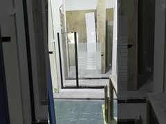 Uniwersalna i praktyczna ściana prysznicowa ze szkła hartowanego do różnych warunków